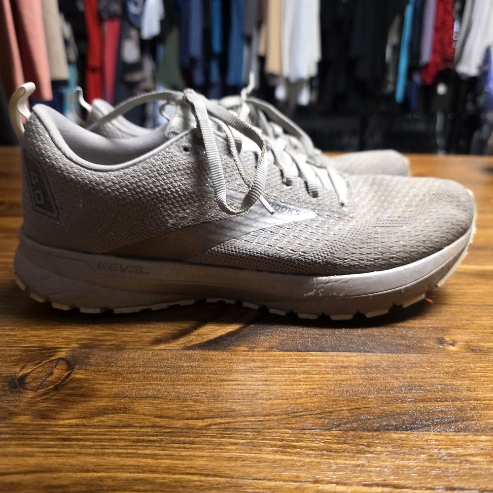 Brooks Women's Athletic Shoes in Light Gray